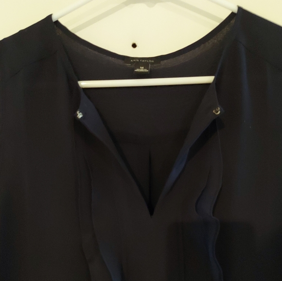 Ann Taylor ruffled dark blue sleeveless blouse tank top - Picture 6 of 9